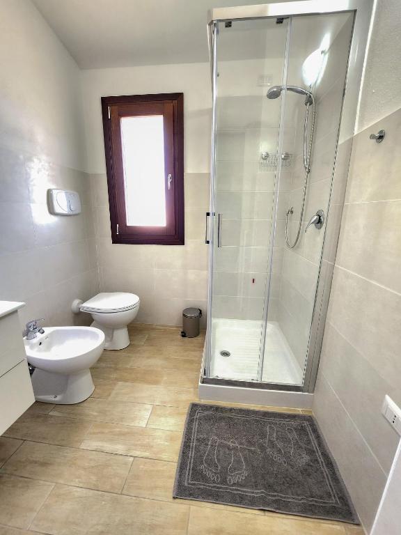 Il bagno con la doccia, L'Attico Blu a Valledoria
