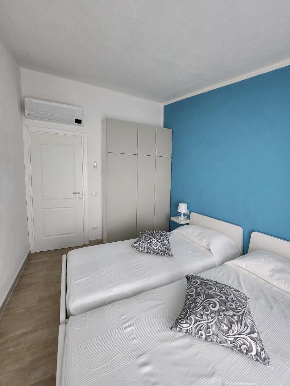 I due letti singoli, L'Attico Blu a Valledoria