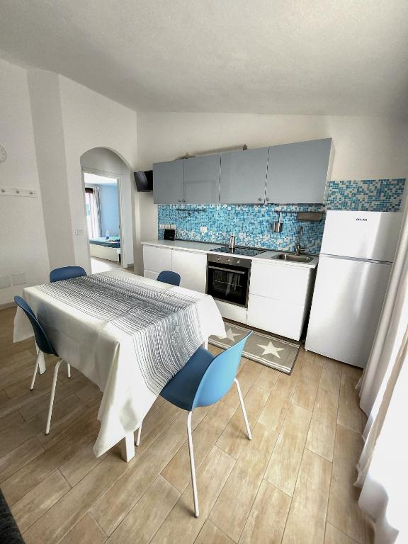 La cucina e la zona pranzo, L'Attico Blu a Valledoria