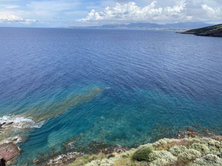 Il mare sotto la costa, L'Attico Blu a Valledoria