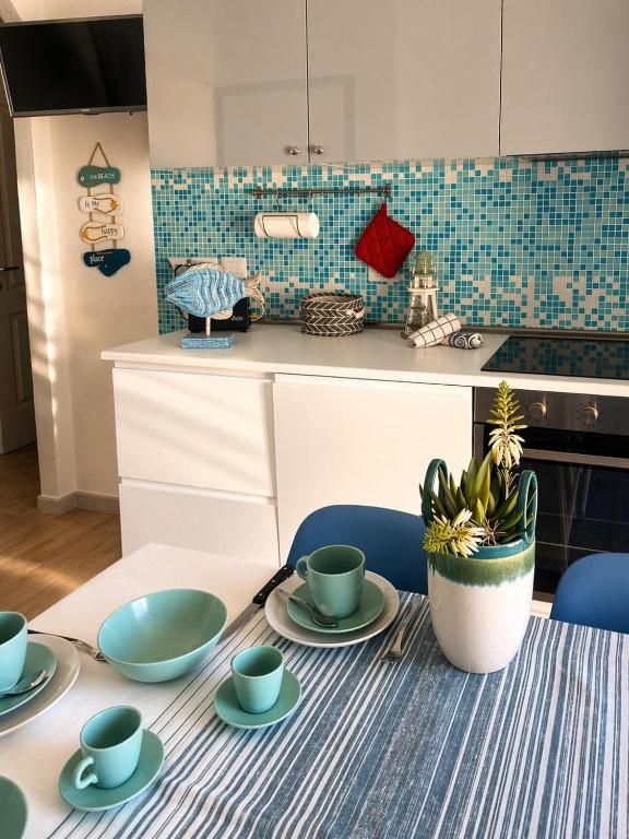 La cucina, con il mosaico turchese, L'Attico Blu a Valledoria