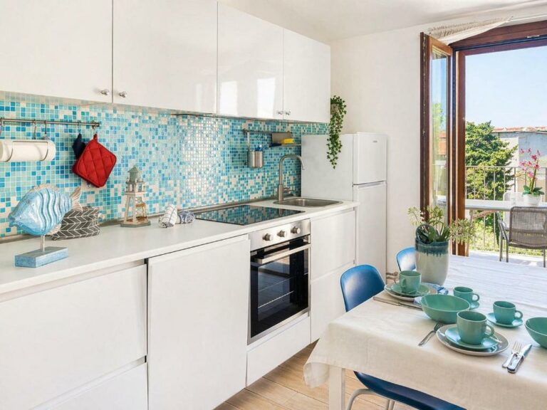 La cucina vista dalla sala, L'Attico Blu a Valledoria