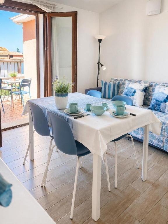 Il soggiorno e la porta finestra, L'Attico Blu a Valledoria